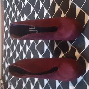 JL BURGUNDY DEEP V HEELED BOOTIES.  SIZE 5